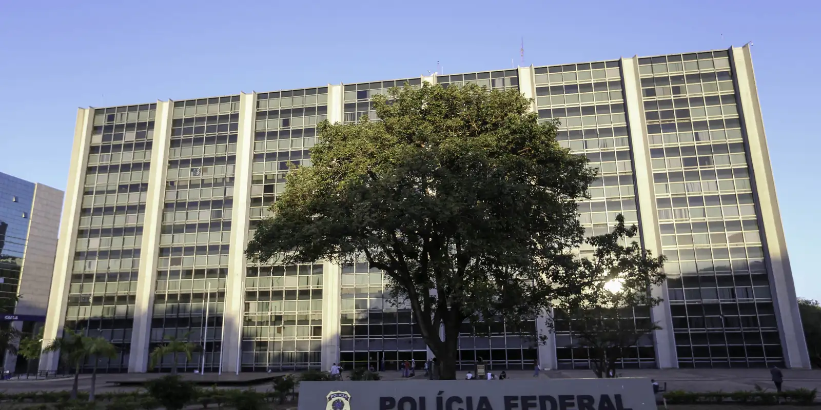 Polícia Federal faz operação para conter lavagem de dinheiro do PCC Polícia Federal faz operação para conter lavagem de dinheiro do PCC