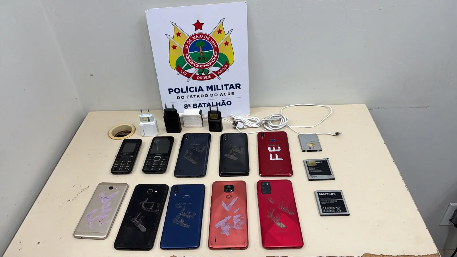 PM apreende celulares que seriam arremessados para dentro de presídio
