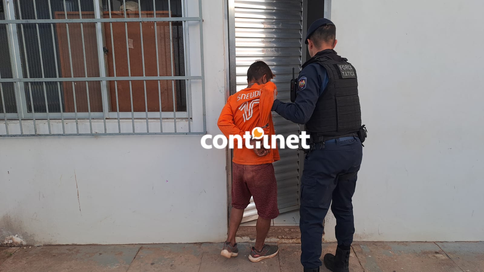 Homem tenta despistar a polícia, mas é preso com 100 porções de cocaína Homem tenta despistar a polícia, mas é preso com 100 porções de cocaína