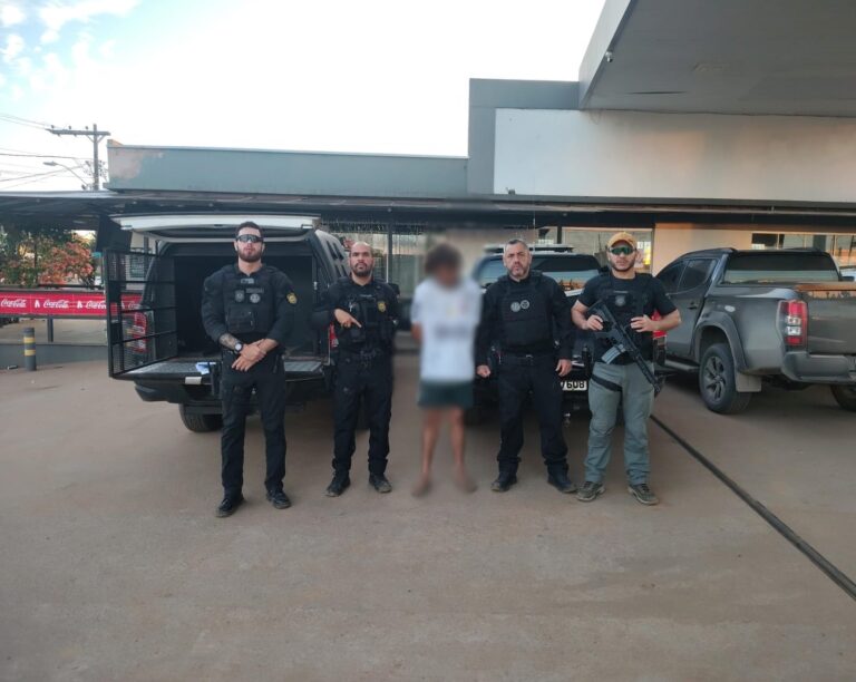 Homem condenado por estuprar criança é preso com armas