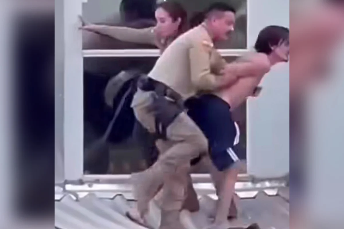 Vídeo registra momento em que policiais militares despencam de telhado