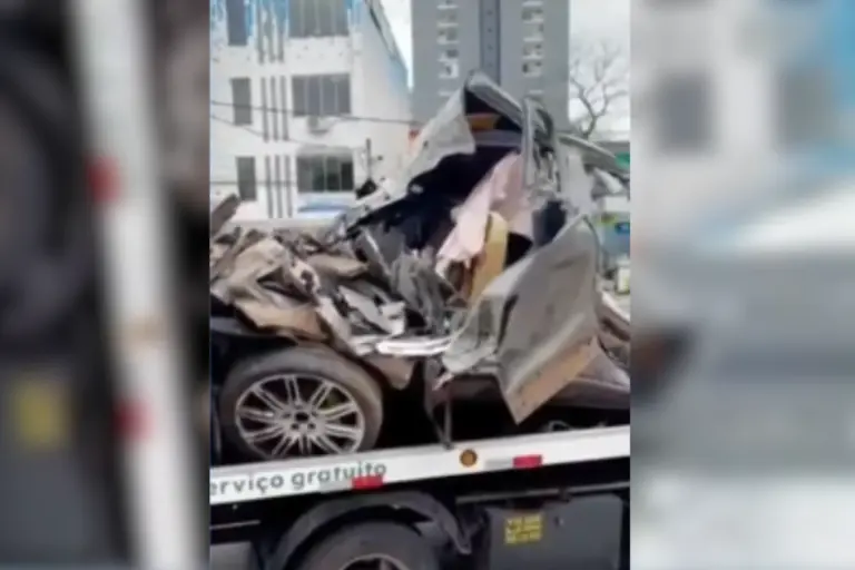 Motorista de Porsche morre após bater em mureta na Imigrantes