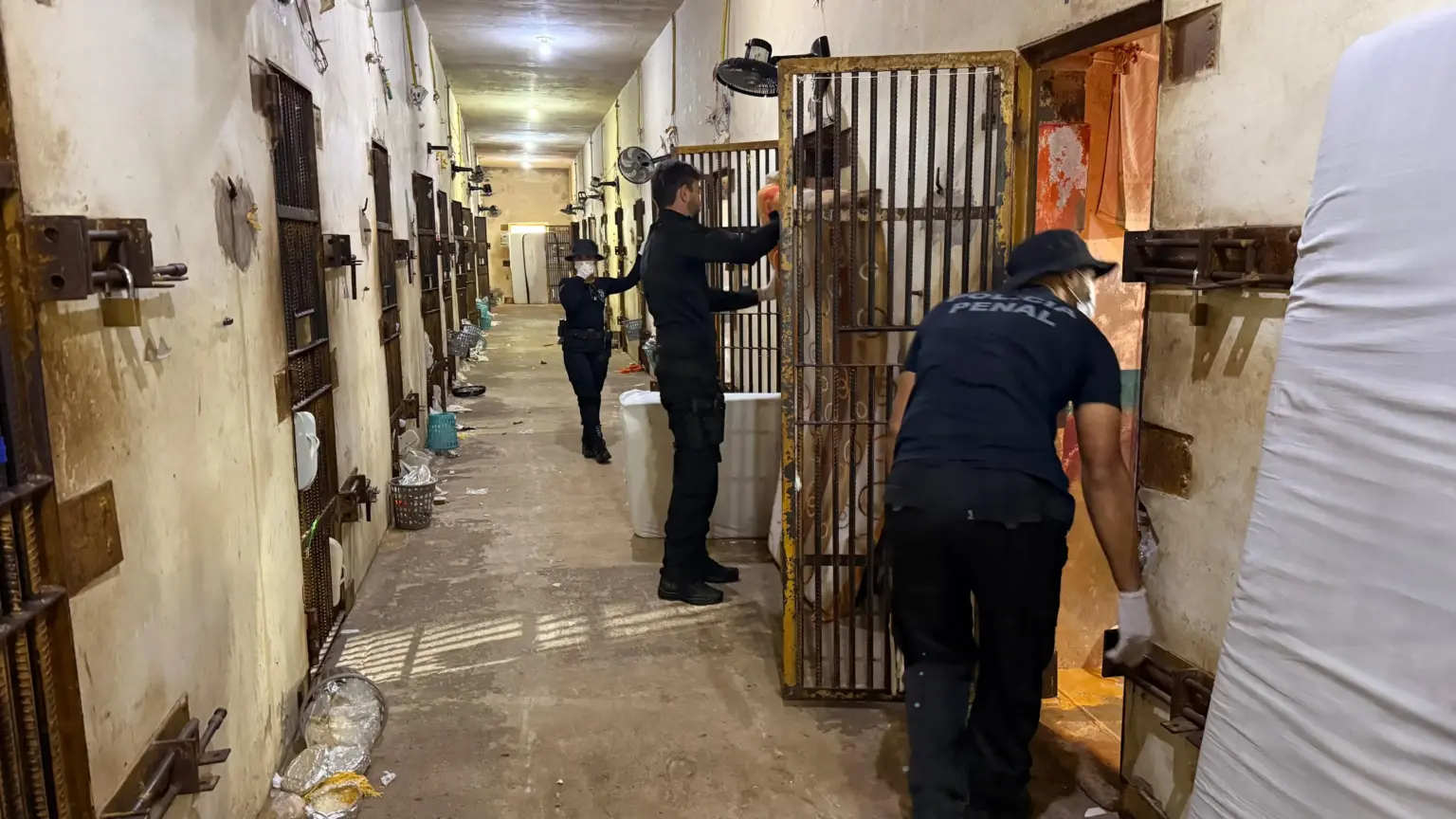 Operação em presídio do Acre apreende celulares, carregador e drogas em celas