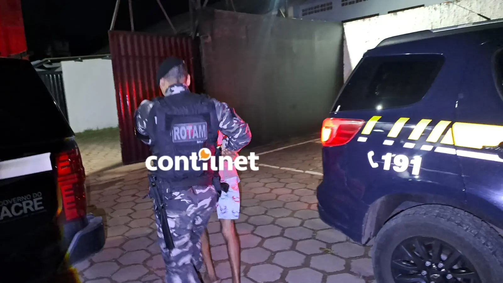 Pai denuncia próprio filho e polícia encontra arma, drogas e câmera