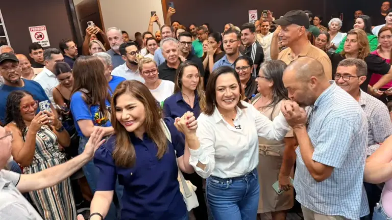 Jéssica e Mailza chegam ao evento juntas
