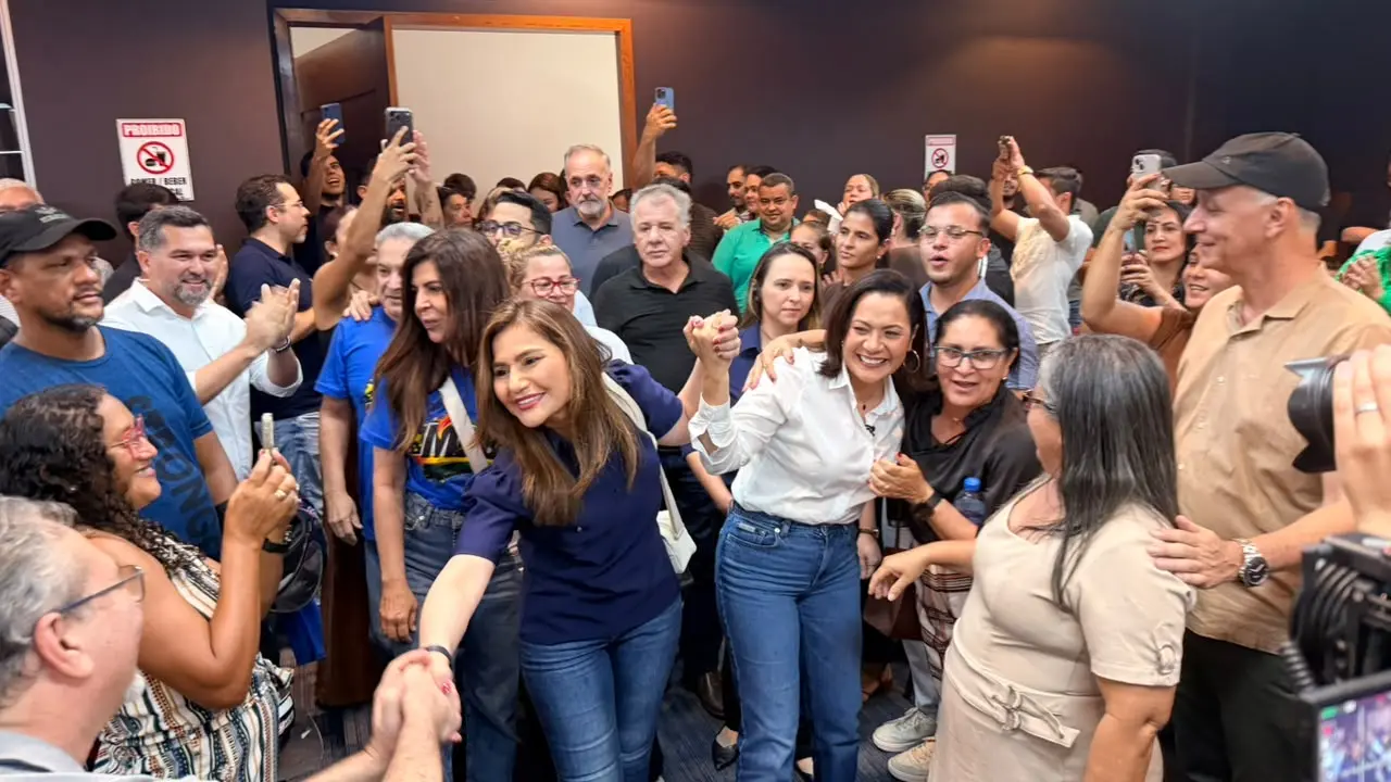 De mãos dadas: Mailza e Jéssica chegam juntas em evento que oficializa chapa