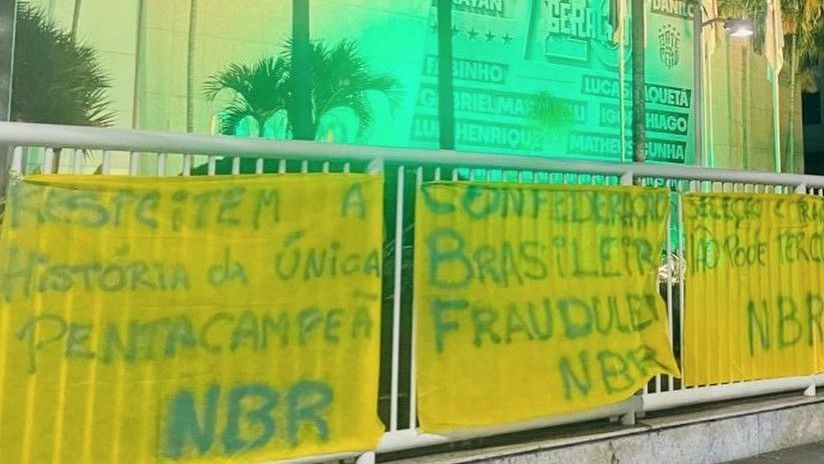 Sede da CBF é alvo de protesto após queda do Brasil na Copa: “Fraudulenta” Sede da CBF é alvo de protesto após queda do Brasil na Copa: “Fraudulenta”