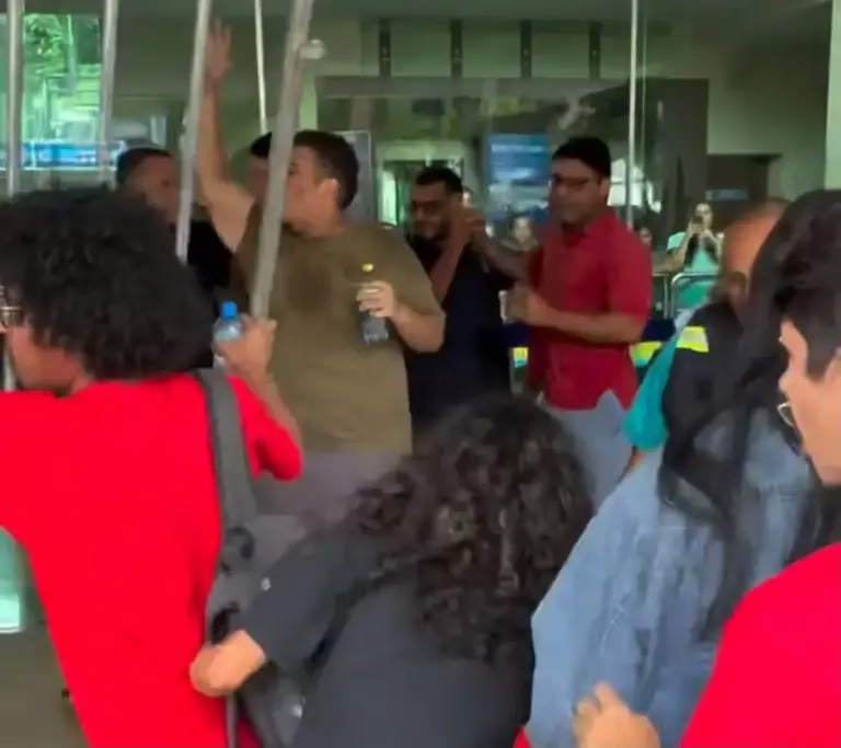 Durante protesto, estudantes tentam ocupar Prefeitura e são impedidos pela PM
