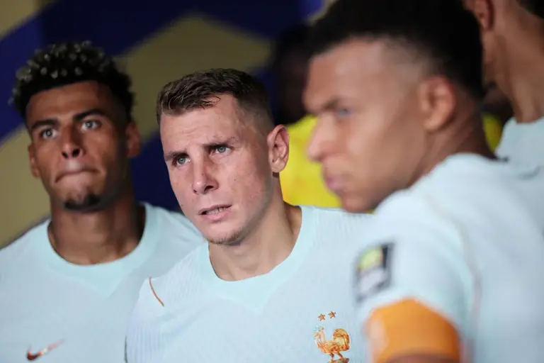 PSG encaminha contratação de Lucas Digne, da seleção francesa