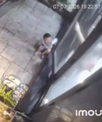 Mãe deixa filho do lado de fora de casa como castigo; veja vídeo