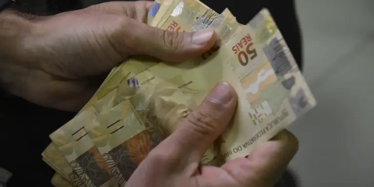 Funcionários denunciam atrasos salariais e cobram FGTS de terceirizada