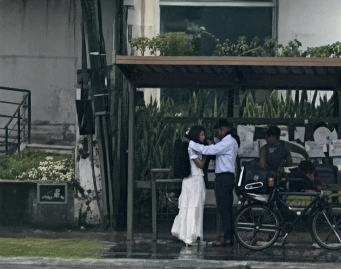 Noivo tira paletó e protege recém-casada da chuva em ponto de ônibus