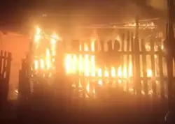 Casa é destruída por incêndio durante a noite no Acre; saiba mais