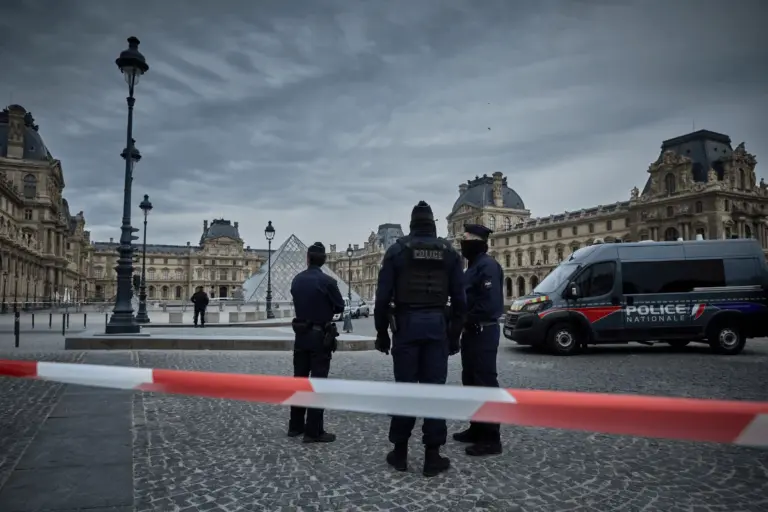 Presos por roubo milionário em Paris confessam que deixaram coroa cair na fuga