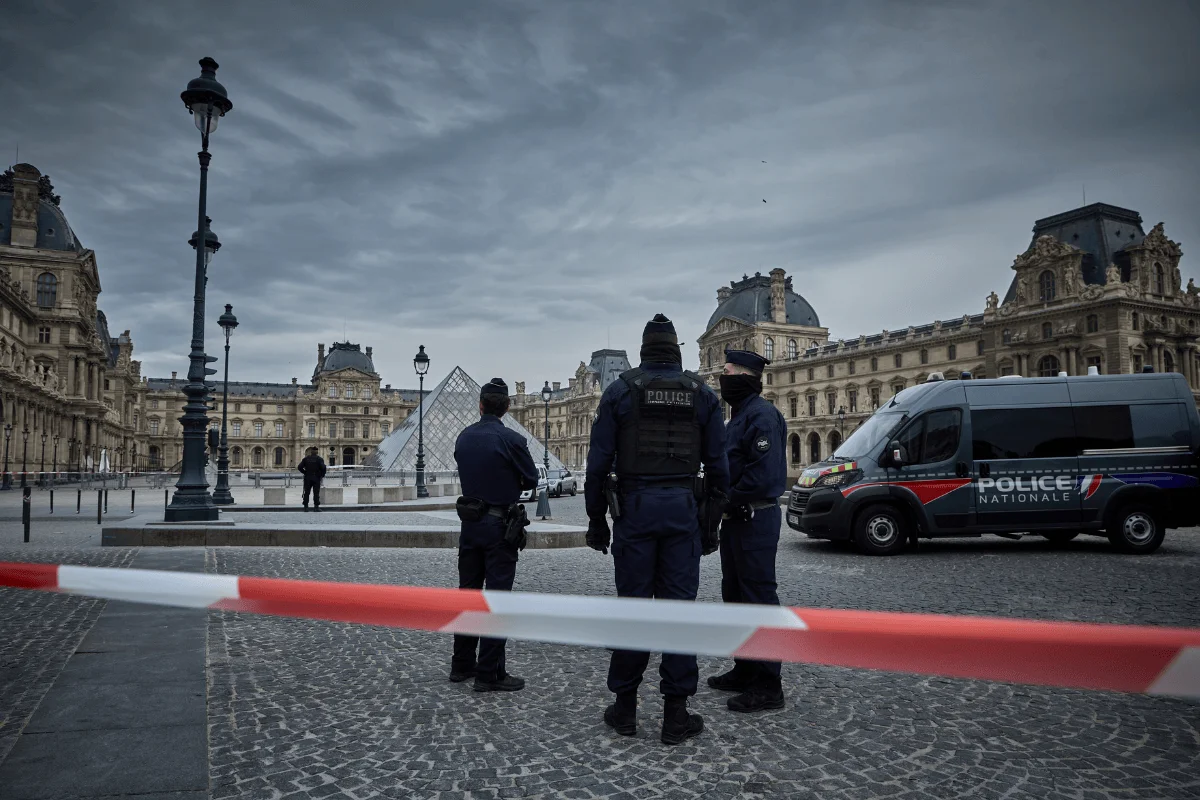 Presos por roubo milionário em Paris confessam que deixaram coroa cair na fuga Presos por roubo milionário em Paris confessam que deixaram coroa cair na fuga