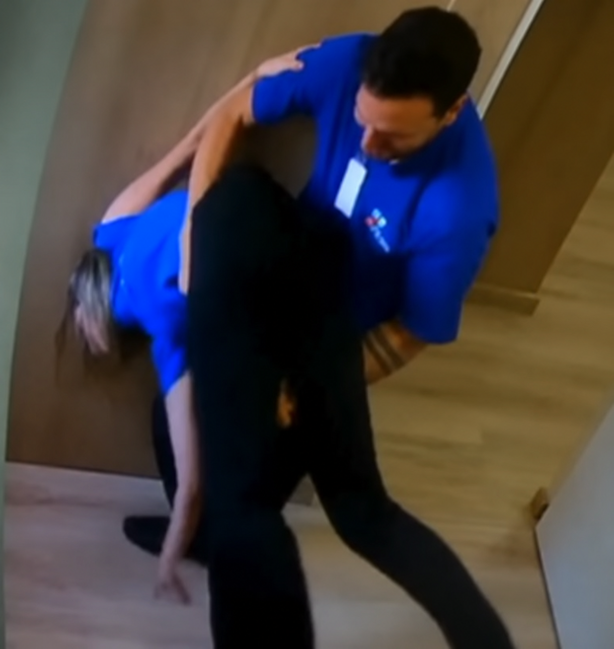 Mulher é salva após colega improvisar manobra durante engasgo com bolo Mulher é salva após colega improvisar manobra durante engasgo com bolo
