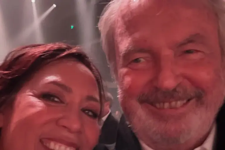 Sam Neill surgiu sorridente em evento 1 mês antes de morrer