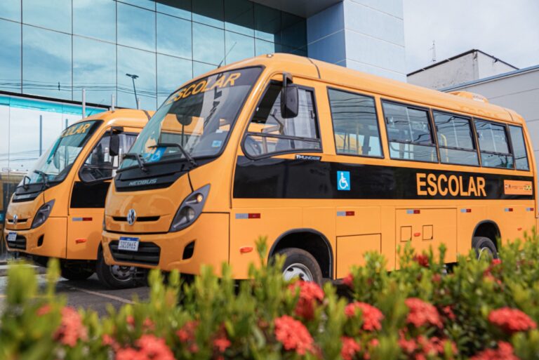 Alysson entrega dois ônibus para transporte escolar na zona rural