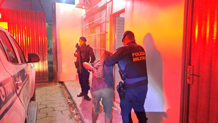 Ao ver a PM, suspeito grita para comparsa jogar drogas fora e é preso Ao ver a PM, suspeito grita para comparsa jogar drogas fora e é preso