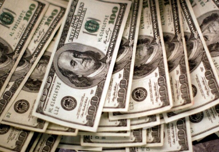 Dólar ronda estabilidade na abertura sem influência de fatores externos