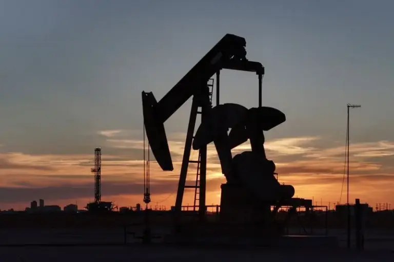 Petróleo sobe mais de 3% em meio a incertezas sobre Estreito de Ormuz