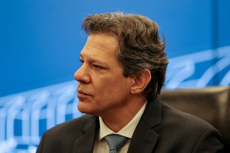 Aula de Haddad é interrompida após tumulto e briga entre manifestantes