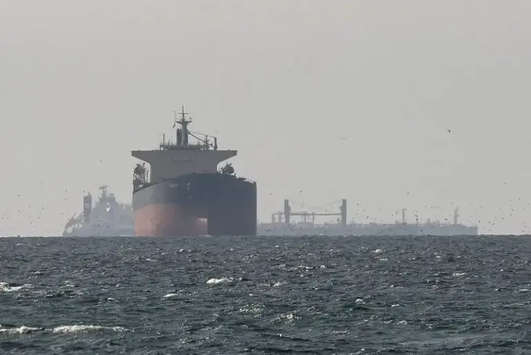 Petroleiro é atingido por projétil no Estreito de Ormuz, diz agência