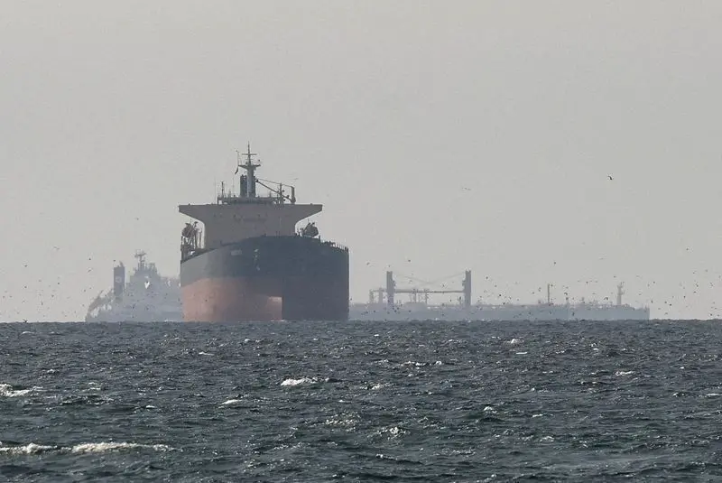 Petroleiro é atingido por projétil no Estreito de Ormuz, diz agência