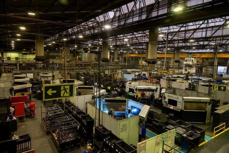 Indústria do Brasil volta a crescer em junho mas vendas recuam, mostra PMI Indústria do Brasil volta a crescer em junho mas vendas recuam, mostra PMI