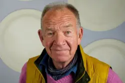 Morre Tom Chadbon, ator de ‘Doctor Who’ e ‘Game of Thrones’, aos 80 anos