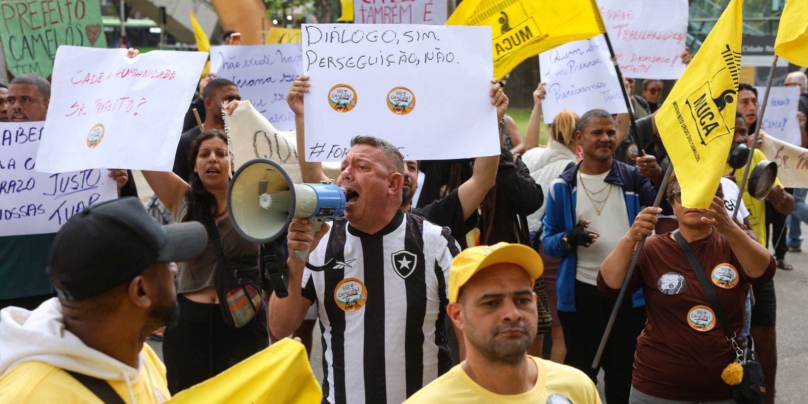 Camelôs protestam contra programa da prefeitura no Rio Camelôs protestam contra programa da prefeitura no Rio