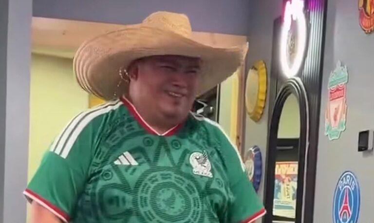 Mexicano viraliza ao aparecer montado em caricatura de Trump em estádio