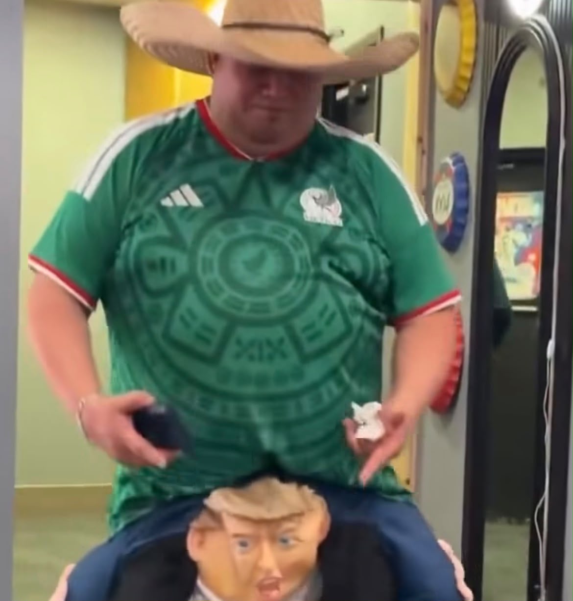 Mexicano viraliza ao aparecer montado em caricatura de Trump em estádio