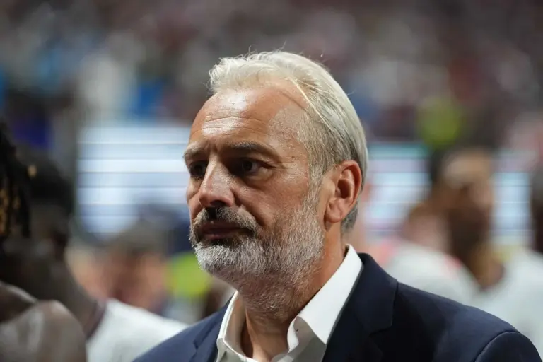 Técnico da RD descobre morte do pai durante coletiva na Copa