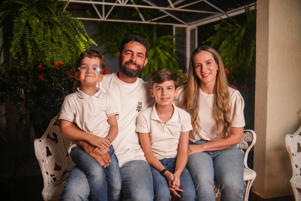 Acreana abre vaquinha nos EUA para salvar filhos com doença rara