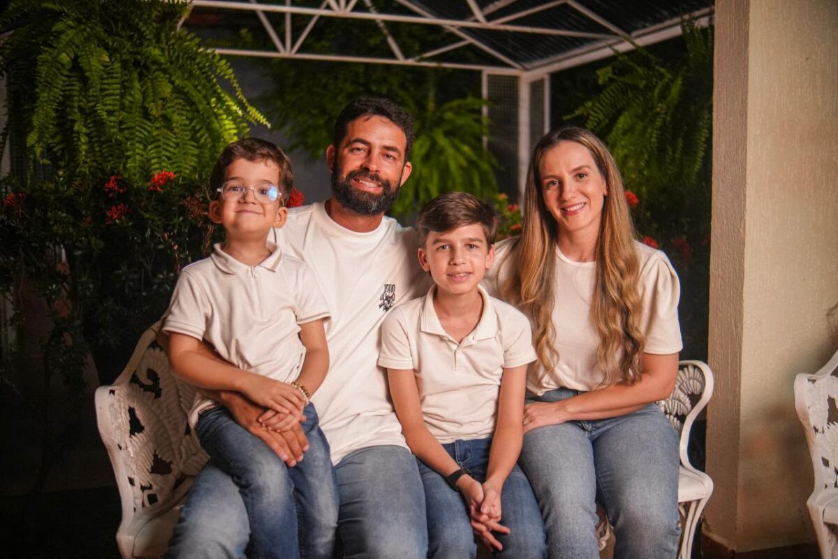 Família faz campanha para salvar filhos com doença rara