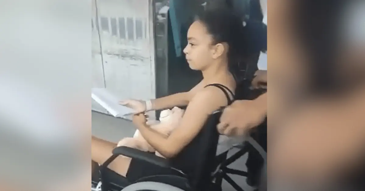 Jovem atacada por tubarão recebe em Recife alta hospitalar após amputação Jovem atacada por tubarão recebe em Recife alta hospitalar após amputação