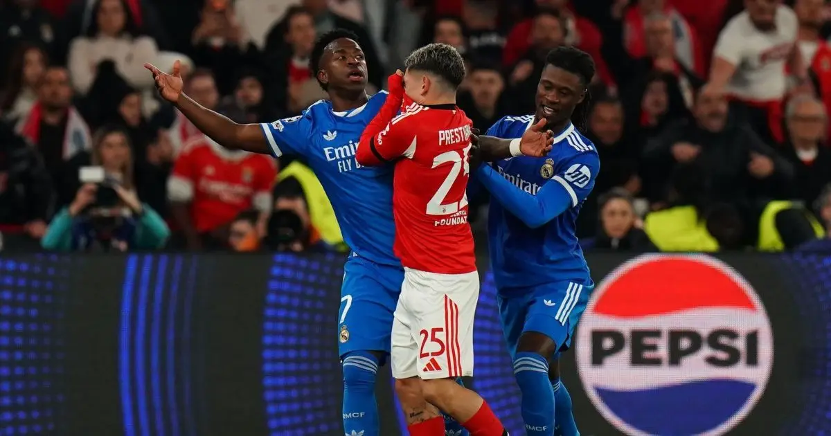 Benfica x Flamengo: torcida vaia jogador que cometeu racismo contra Vini Jr Benfica x Flamengo: torcida vaia jogador que cometeu racismo contra Vini Jr