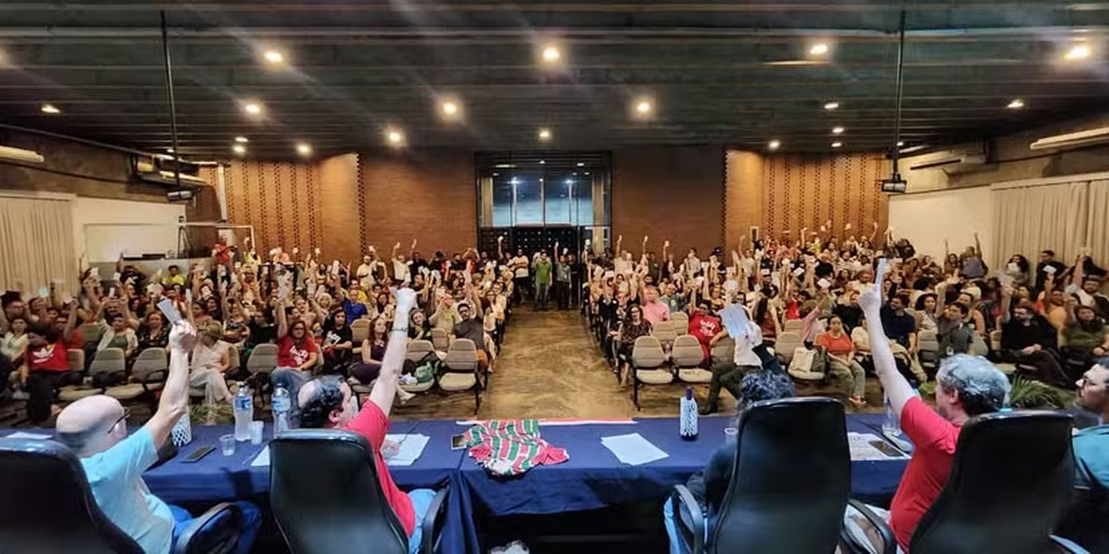 Professores da Uerj suspendem greve, após três meses de paralisação Professores da Uerj suspendem greve, após três meses de paralisação