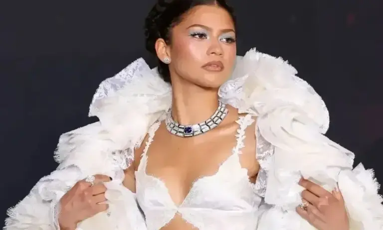 Zendaya impressiona com look da turnê de divulgação de “A Odisseia”; veja