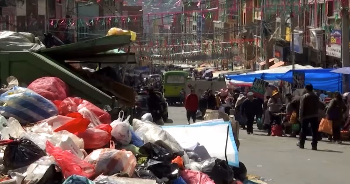 Ruas de La Paz sofrem com acúmulo de lixo em meio à greve dos garis
