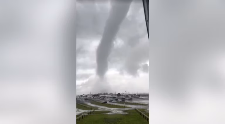 Vídeo mostra momento em que tornado é visto em Long Island, Nova York