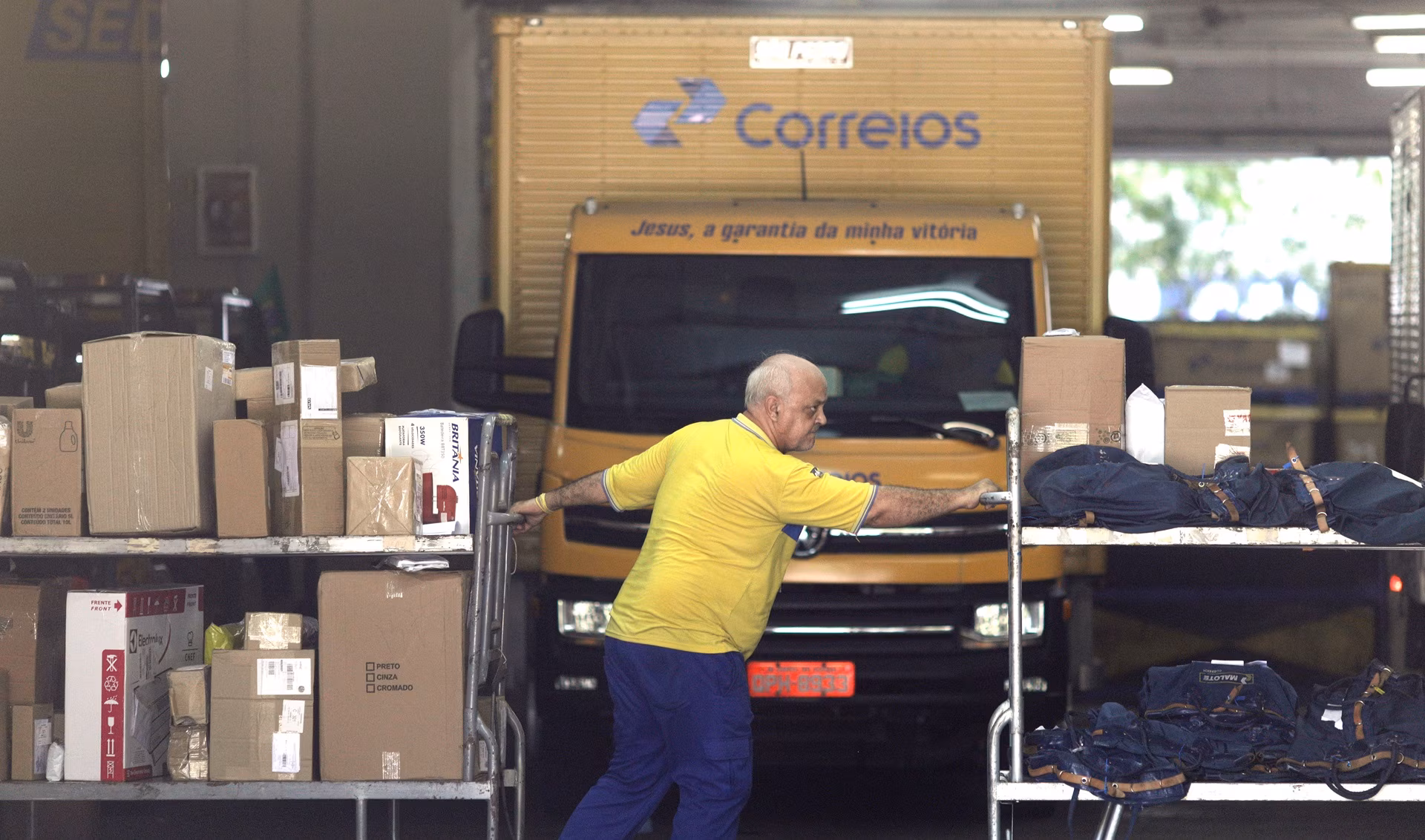 Lula diz que vai tirar Correios da crise e que não irá vender estatal