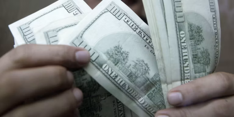 Dólar sobe a R$ 5,19 após tom mais duro de presidente do Fed