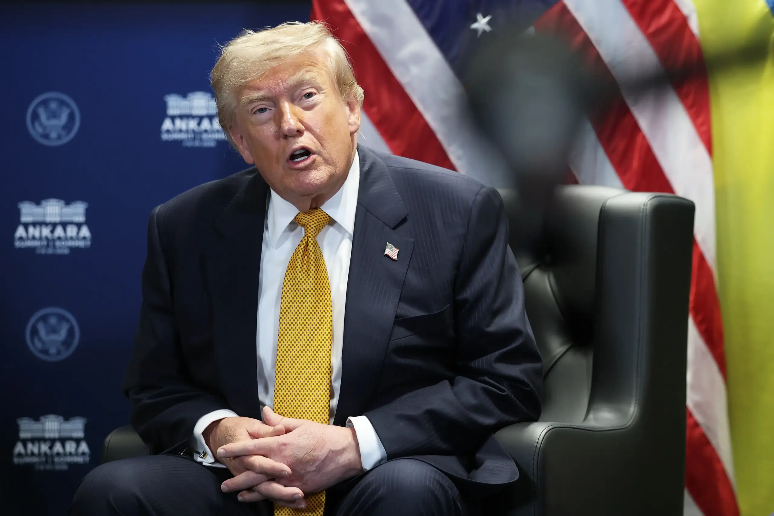 Trump exige que petroleiras reduzam preços da gasolina e repreende CEO da Chevron