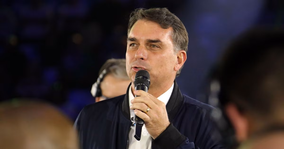 “Corrupção do INSS chegou ao gabinete de Lula”, diz Flávio Bolsonaro