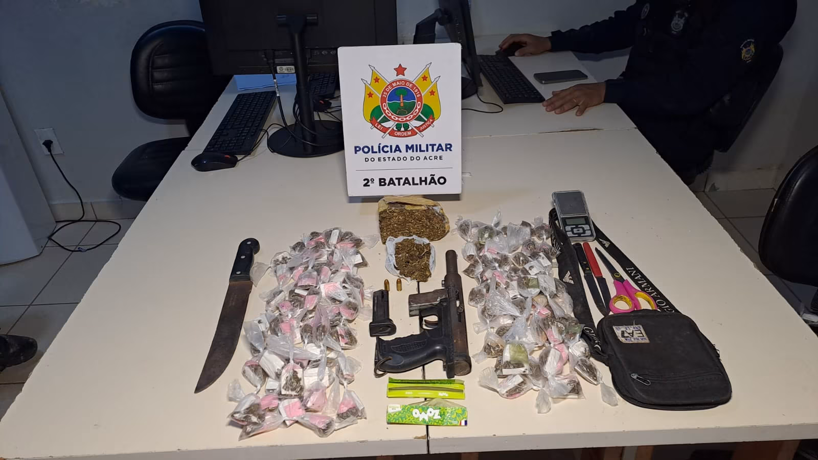 Polícia apreende submetralhadora e drogas durante operação em bairro da capital 