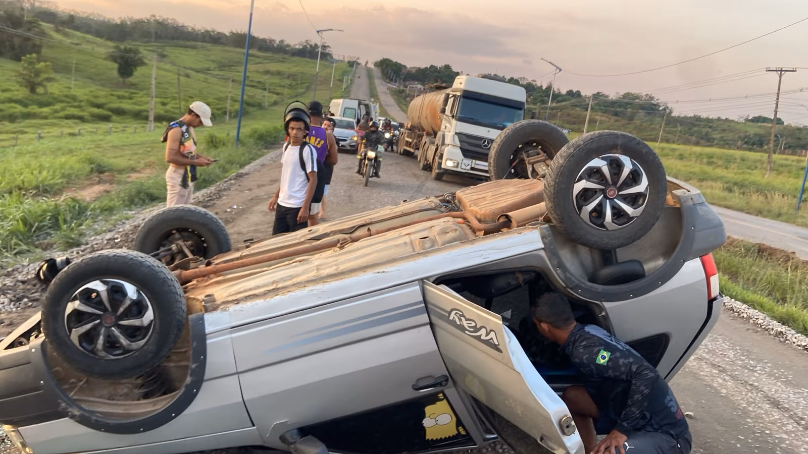 Carro sai da pista após colisão entre três veículos na BR-364 em Rio Branco