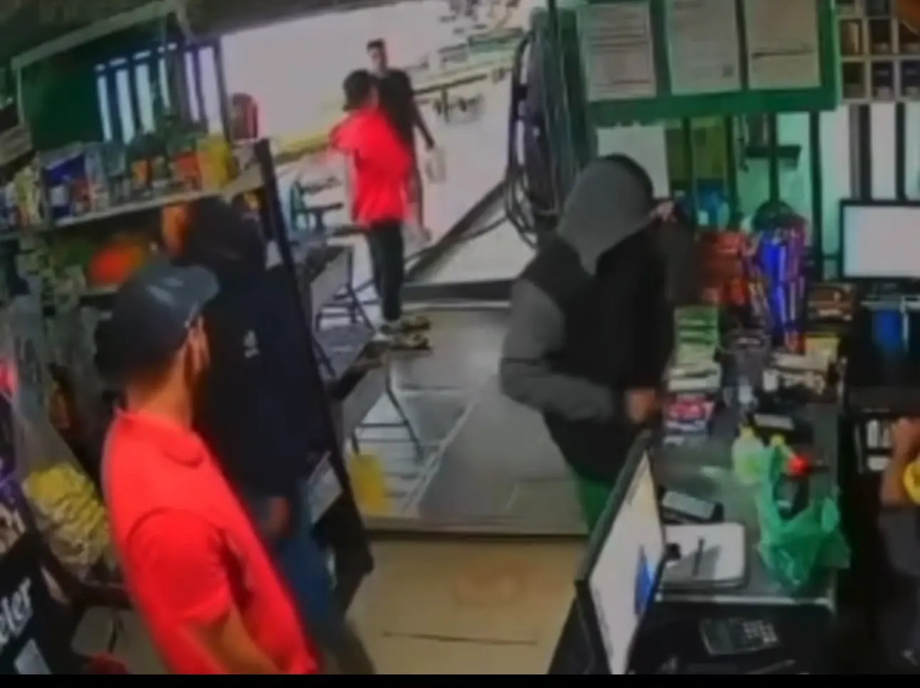 Assalto a flutuante termina com tiros e suspeito capturado por populares