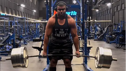 Bitelo ergue 420 kg e bate recorde brasileiro